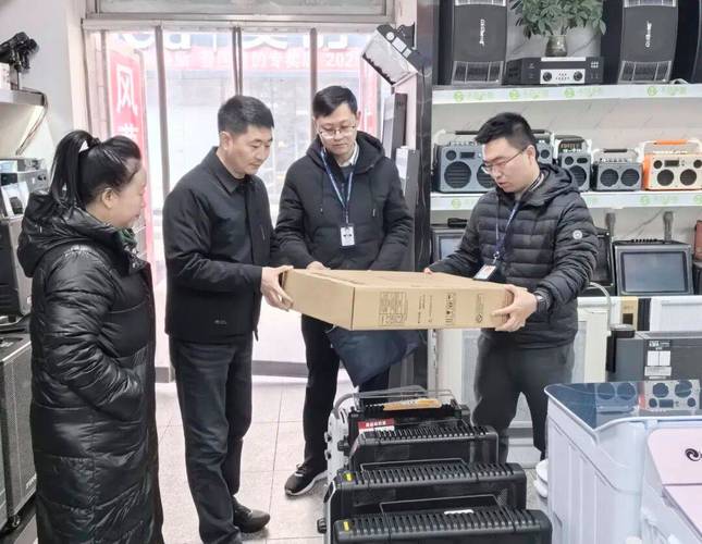 执法人员深入批发市场,商场超市,小五金店等经营主体,开展全面细致的